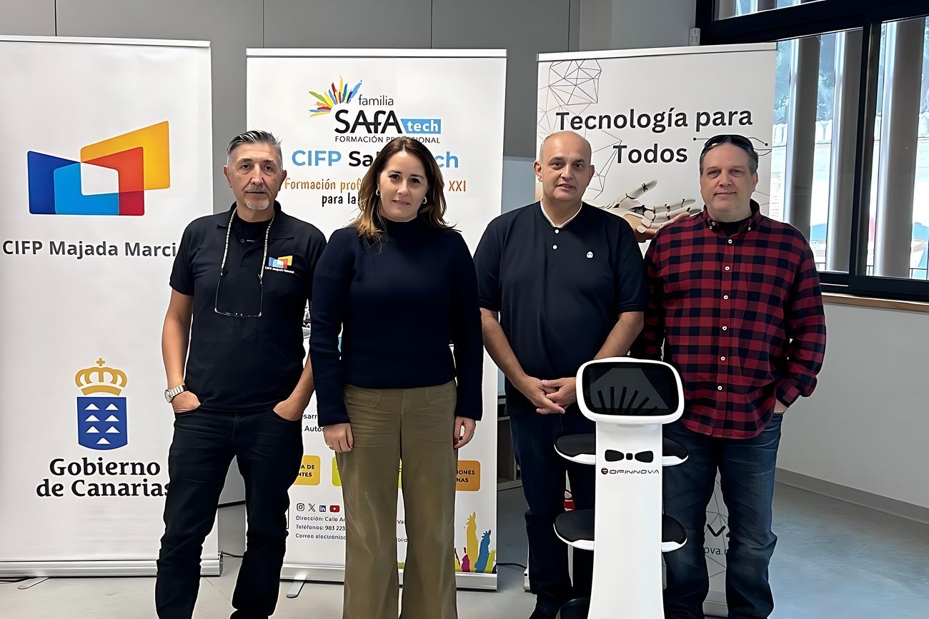 Presidenta y consejero del Cabildo con los docentes del CIFP Majada Marcial.