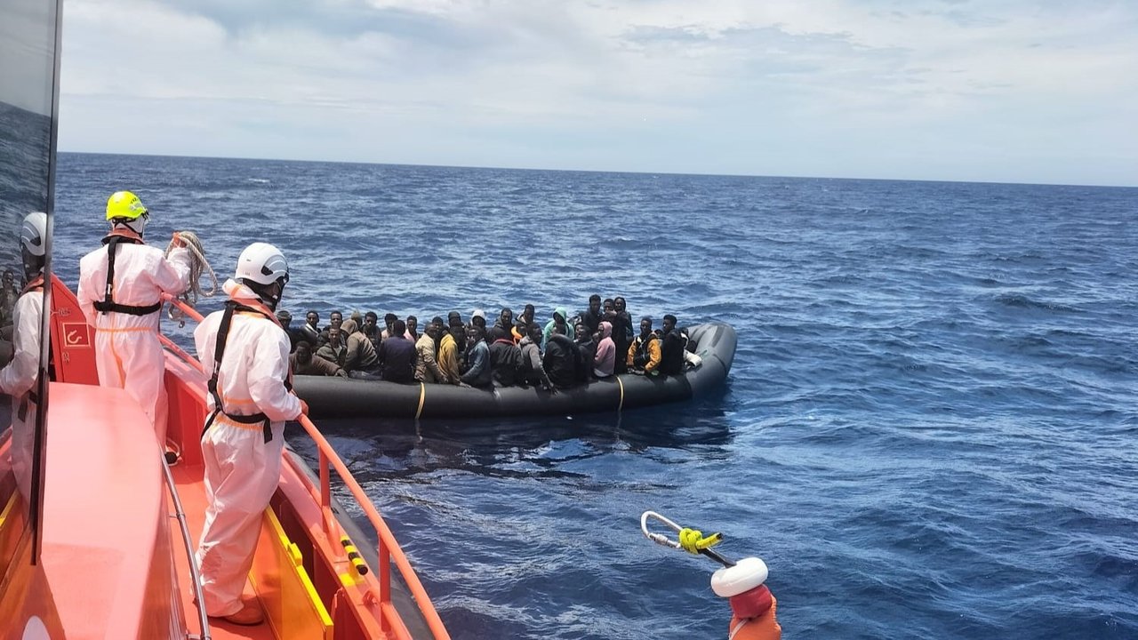 Rescate de 57 migrantes al este de Fuerteventura. Imagen de Salvamento Marítimo.