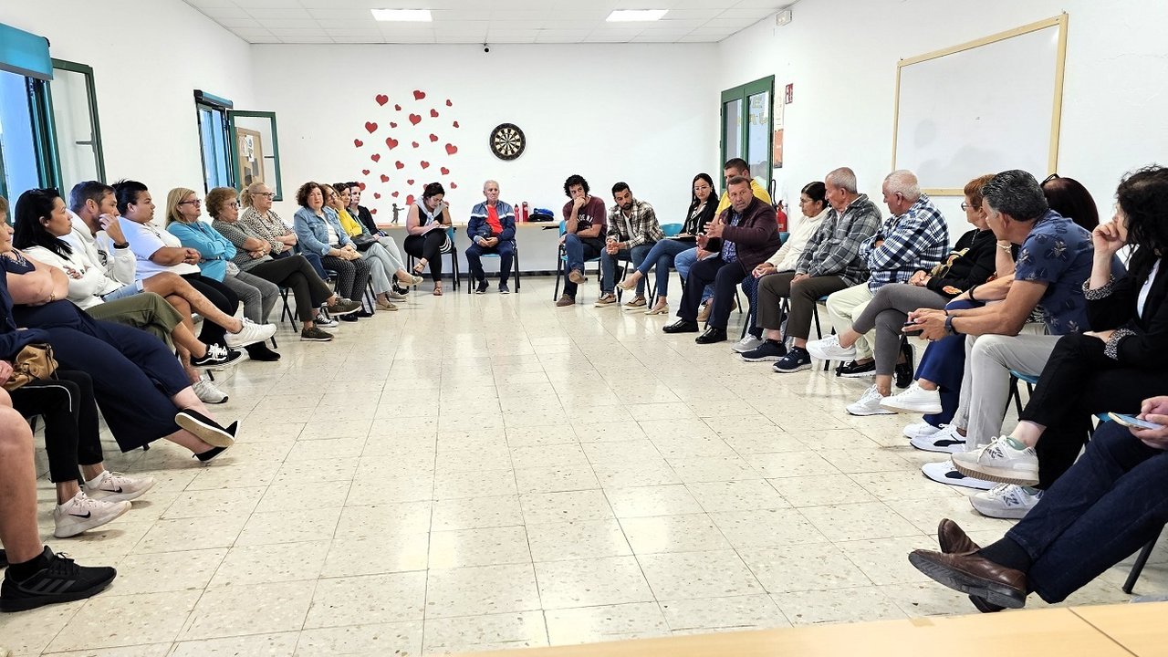 Reunión entre el Ayuntamiento de Antigua y los vecinos de Valles de Ortega.