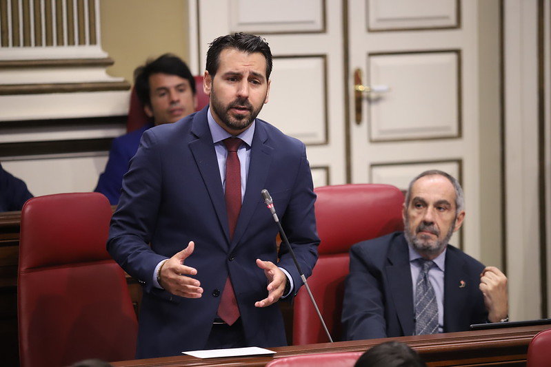 Manuel Hernández en el Parlamento.