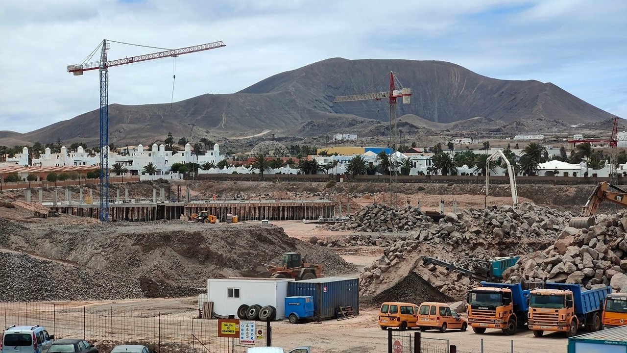 Construcción del nuevo hotel de la cadena Elba en Corralejo (Imagen: FD).