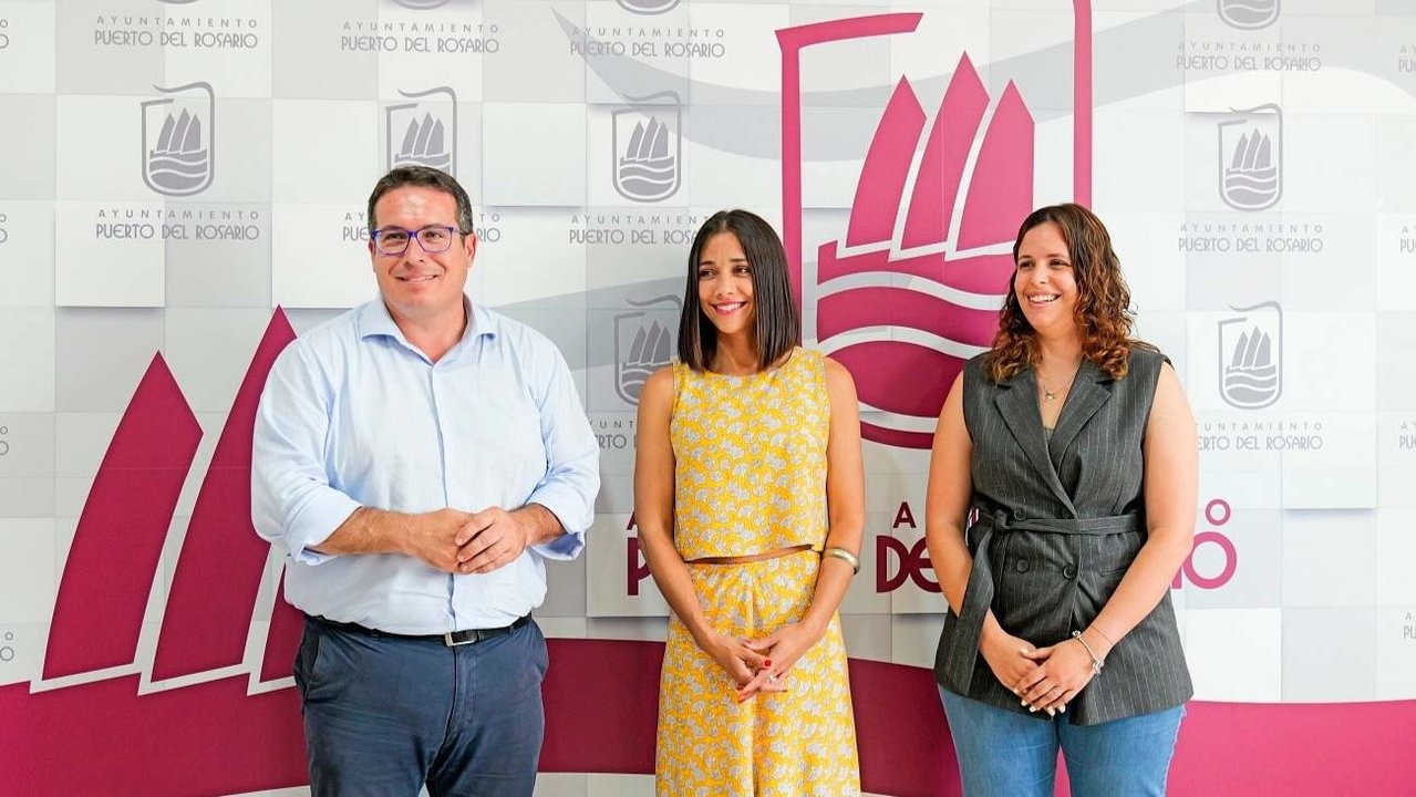 Presentación del cartel de las Fiestas del Rosario 2024, con alcalde concejala y Mariam Hernández.