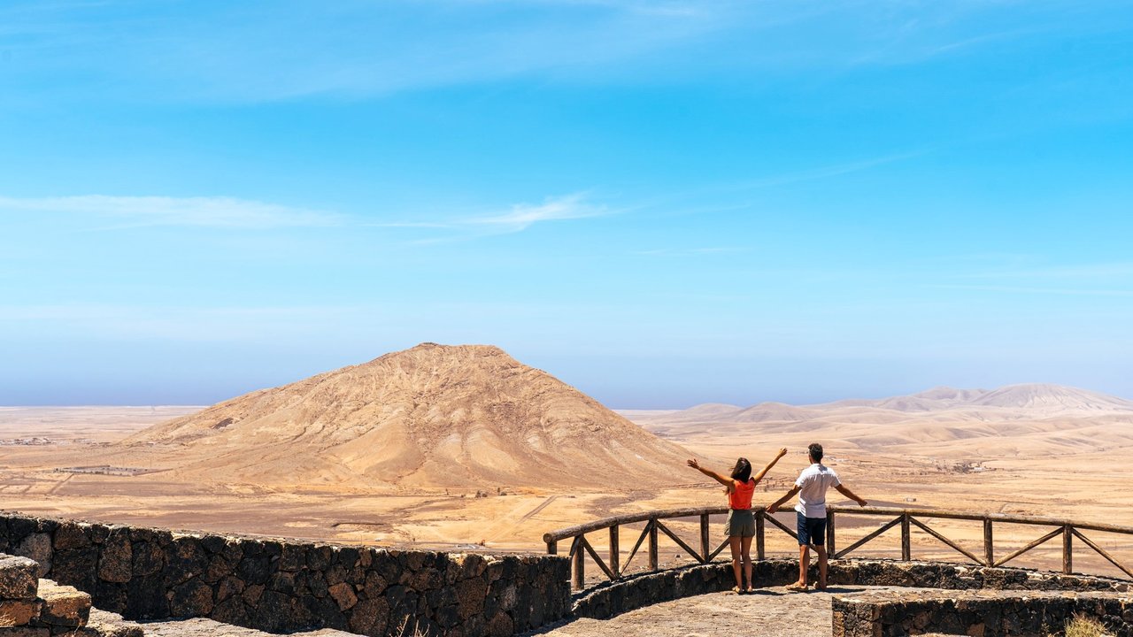 Mirador de Vallebrón, con Tindaya de fondo (Imagen difundida por Turismo de La Oliva).