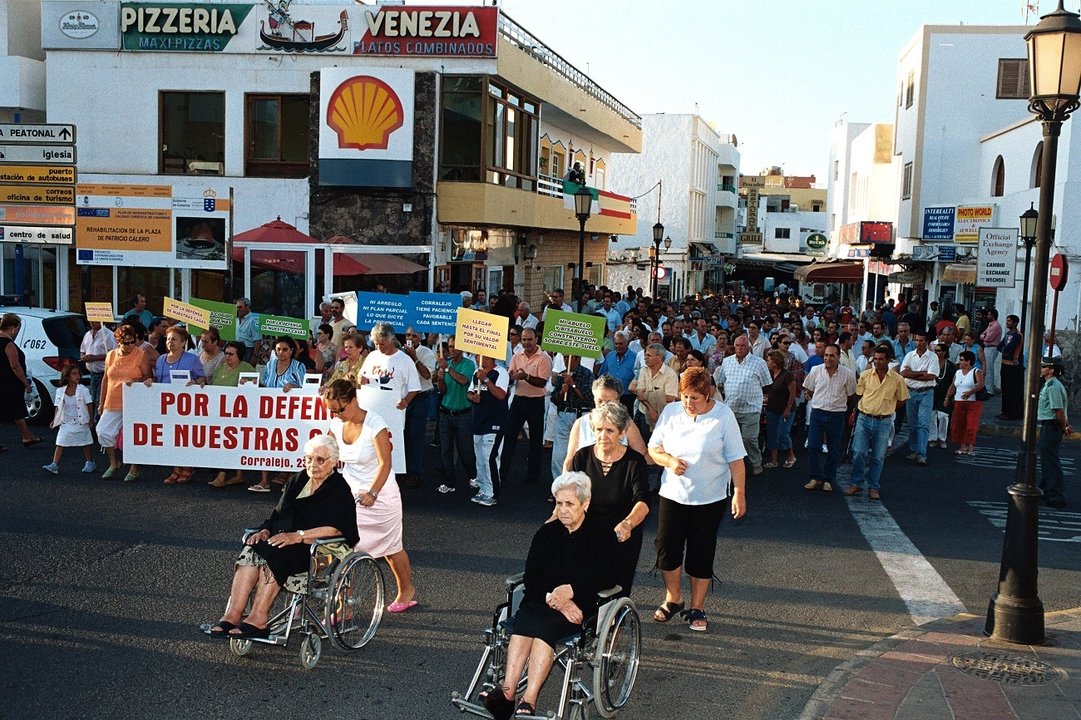 Manifestación de los vecinos del Casco Viejo de Corralejo (Archivo del Comité de Afectados, 2004).