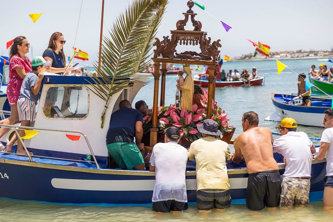 La Virgen del Carmen embarcando en el Muelle Chico de Corralejo (Imagen Ayuntamiento de La Oliva) (1)