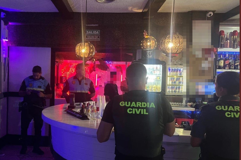 La Guardia Civil, en locales de ocio nocturno de Morro Jable (2)