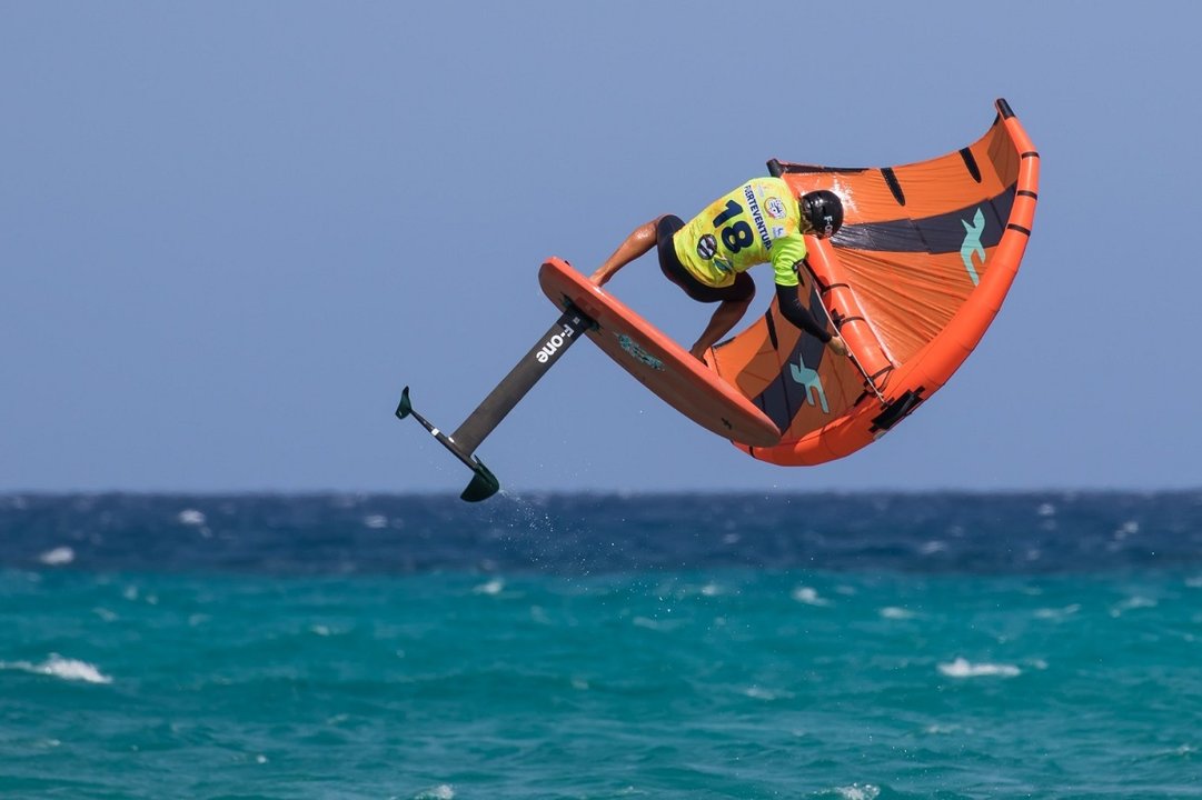 Entrenamientos de wingfoil en Sotavento (3)