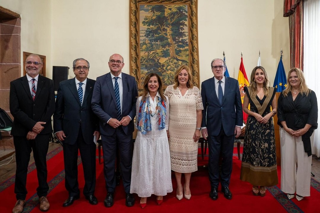 El equipo de la Diputación del Común toma posesión junto al Defensor del Pueblo y la presidenta del Parlamento (1)