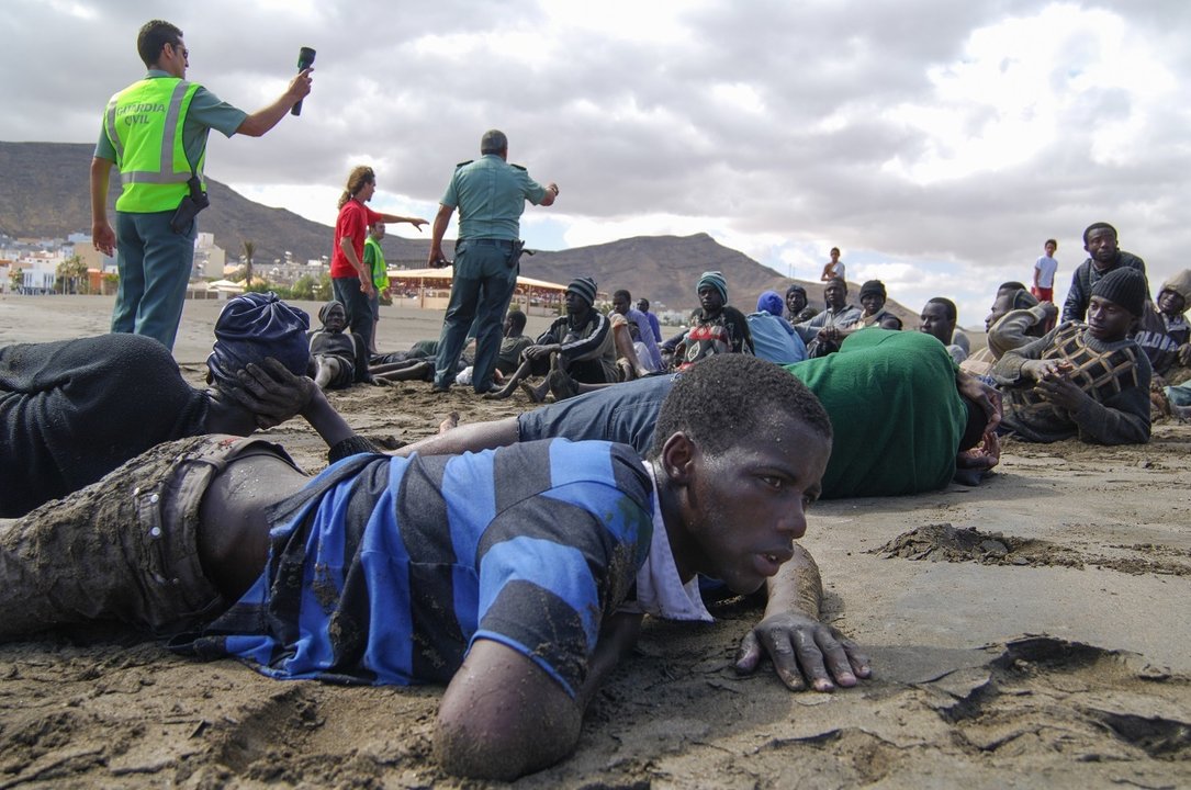 Desembarco de una patera en Gran Tarajal, en 2006 (Imagen cedida por Carlos de Saa).