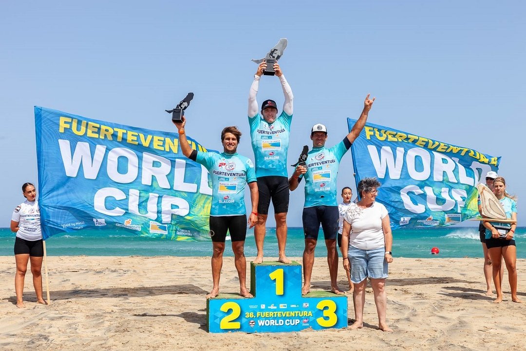 Podio de Foil Slalom masculino con Benedetti, Mortefon y Marotti, acompañados de Tina Da Silva, concejala de Turismo de Pájara.