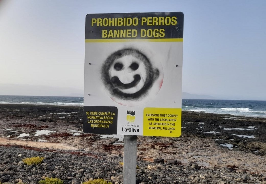 Actos vandálicos en la señalización de Playas, en la costa de Bristol.