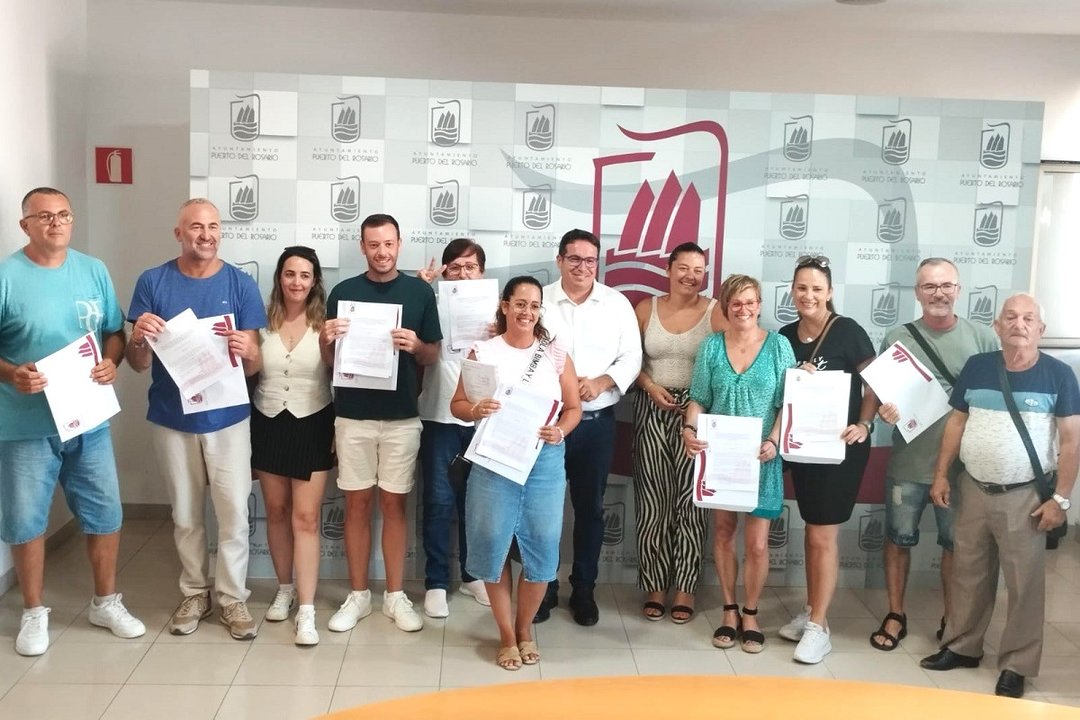 David de Vera y Jenifer Pérez, con las asociaciones de vecinos de Puerto del Rosario.