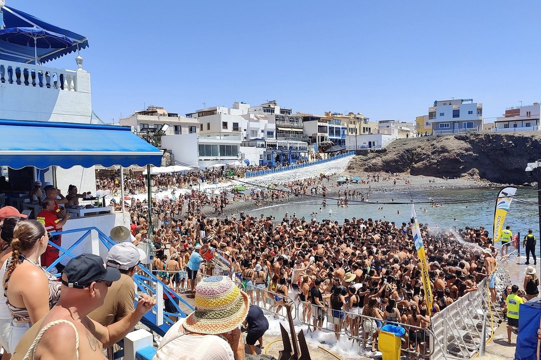 Fiesta de día en el Muellito de El Cotillo.