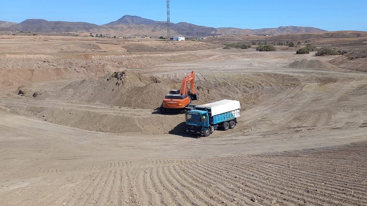 La maquinaria del Cabildo, trabajando en la charca entre Taralajejo y Tesejerague.