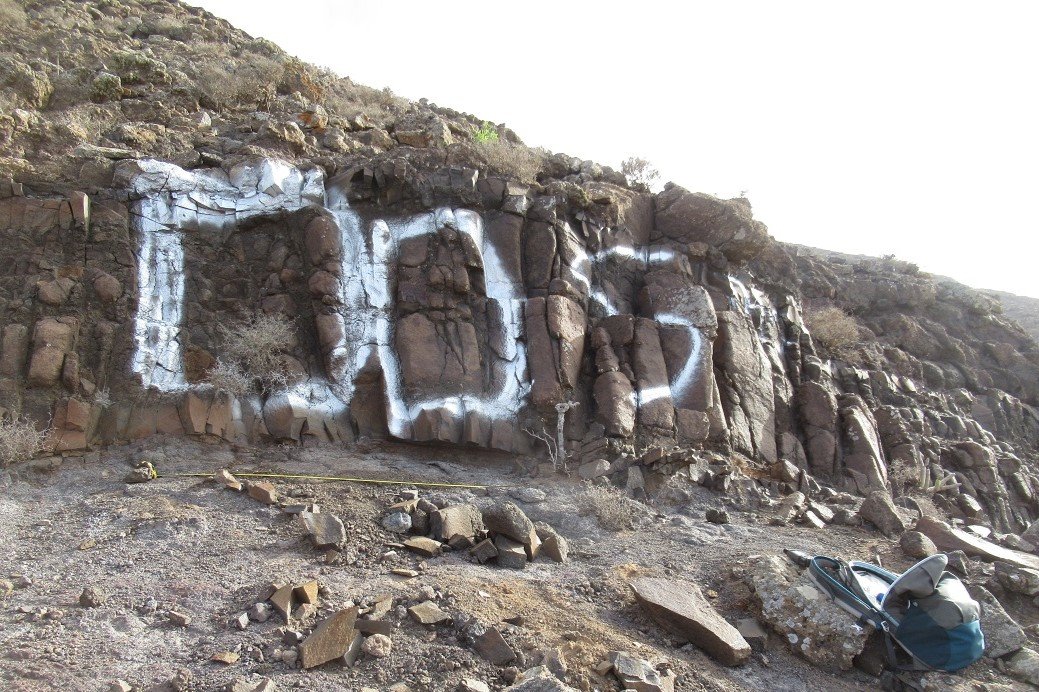 Atentado con pintadas en la Montaña de El Aceitunal.