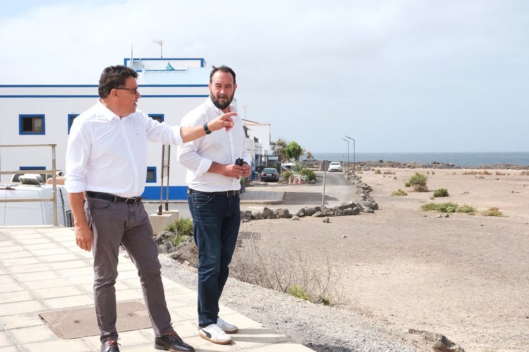 Visita a El Cotillo de Manuel Miranda y Marcos Lorenzo, consejero y viceconsejero de Aguas.