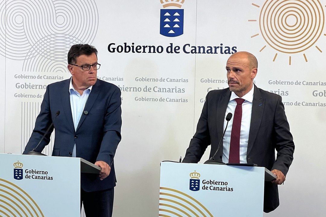 El consejero de Política Territorial y Aguas, Manuel Miranda, junto al portavoz del Gobierno de Canarias, Alfonso Cabello.