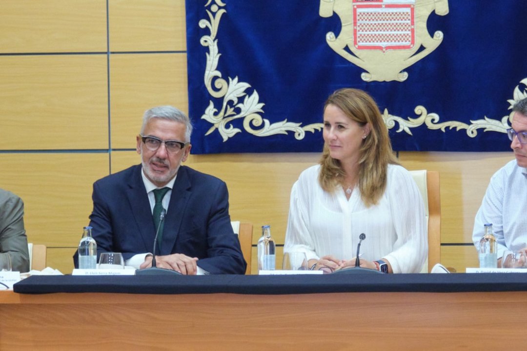 Lola García junto al rector de la ULPGC, Lluís Serra.