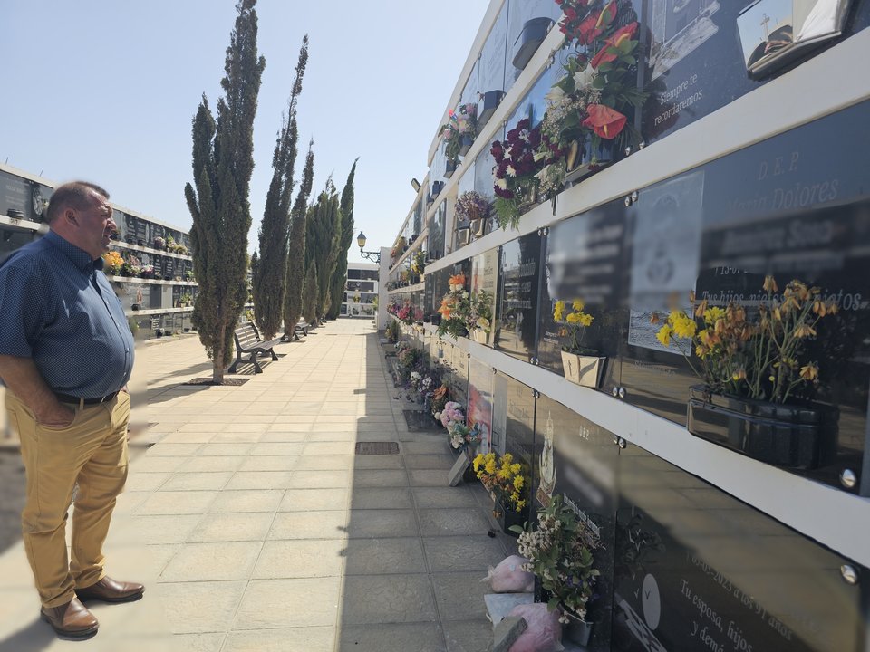 El alcalde Matías Peña en las actuales instalaciones del Cementerio de Antigua.