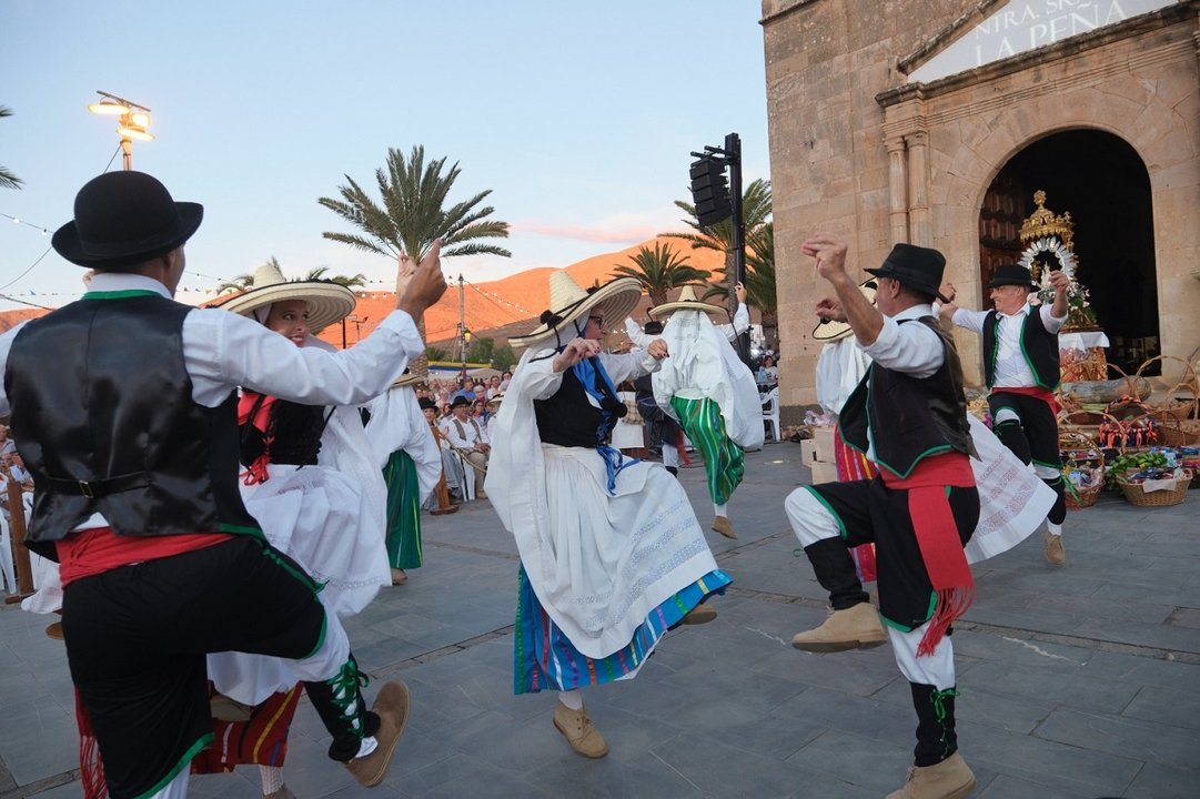 Bailes típicos en la Romería Ofrenda a la Virgen de La Peña.