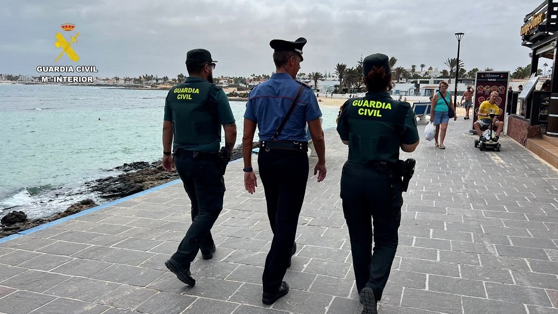 La Guardia Civil y un agente de los Carabinieri, en Corralejo.