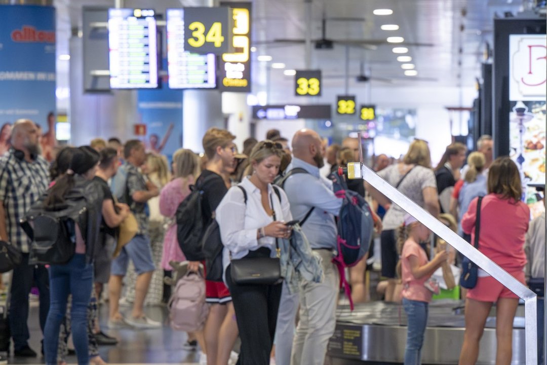 Turistas en la zona de Llegadas del aeropuerto (IMAGEN de Turismo de Canarias).