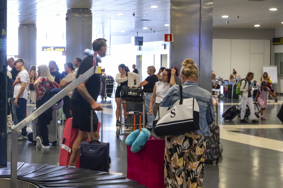 Turistas en la zona de Llegadas del aeropuerto (IMAGEN de Turismo de Canarias).__