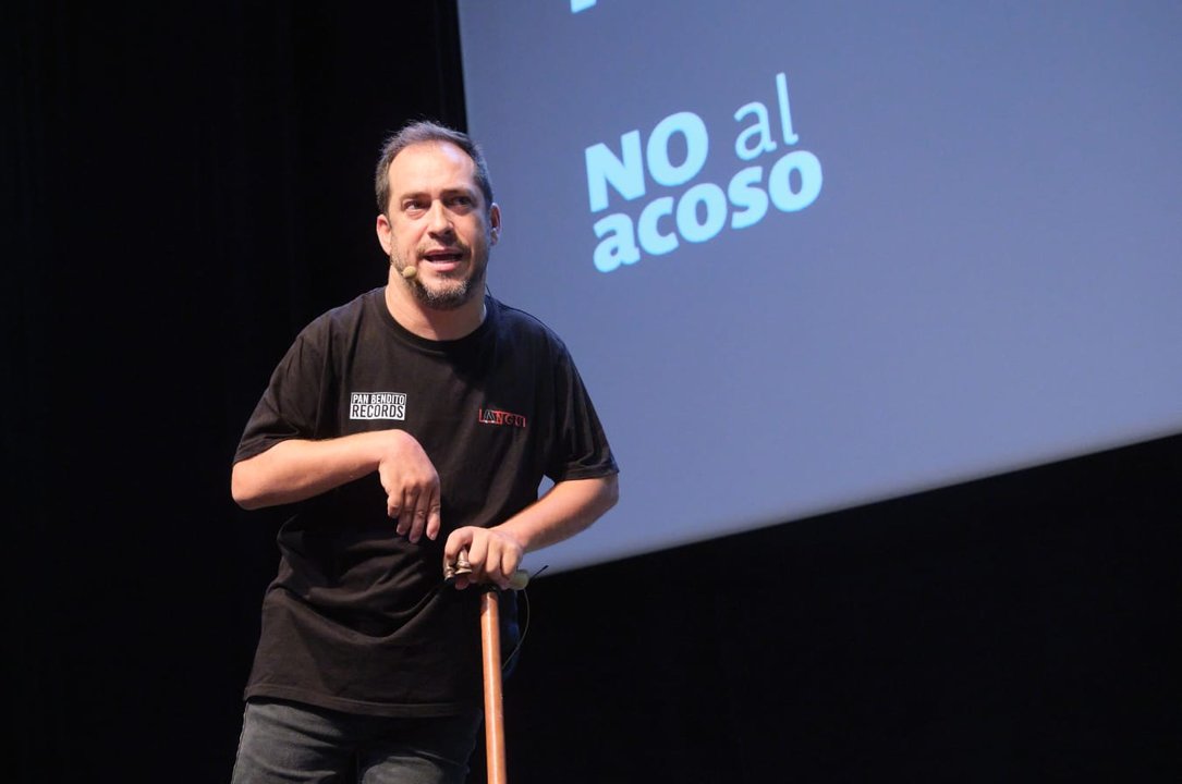 El Langui en su conferencia sobre acoso escolar.