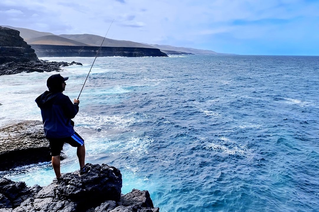 Pescador aficionado, en la costa norte de Fuerteventura (Imagen propia, Fuerteventura Digital).