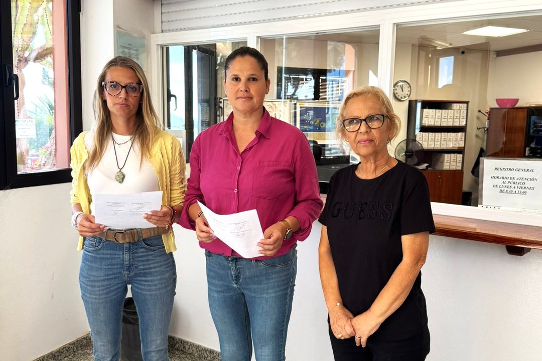 Yurena Vera (AMF), Esther Hernández (PP) y Pilar Rodríguez (NC).