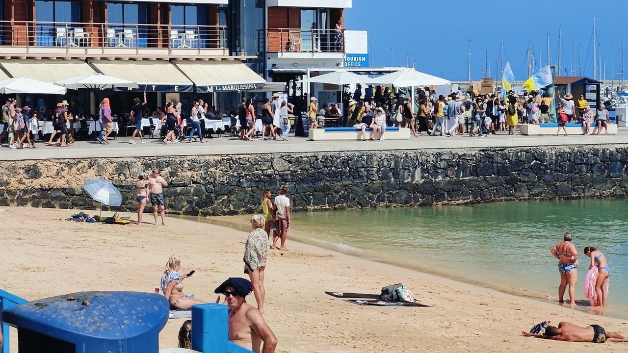 Muelle Chico de Corralejo, al paso de la manifestación del 20O.