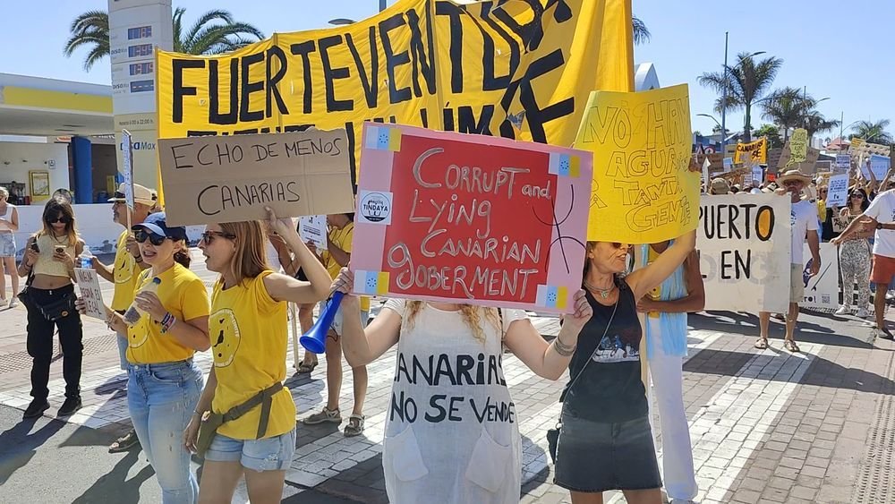 Mensajes de las manifestaciones en Corralejo, el 20 de octubre (1)