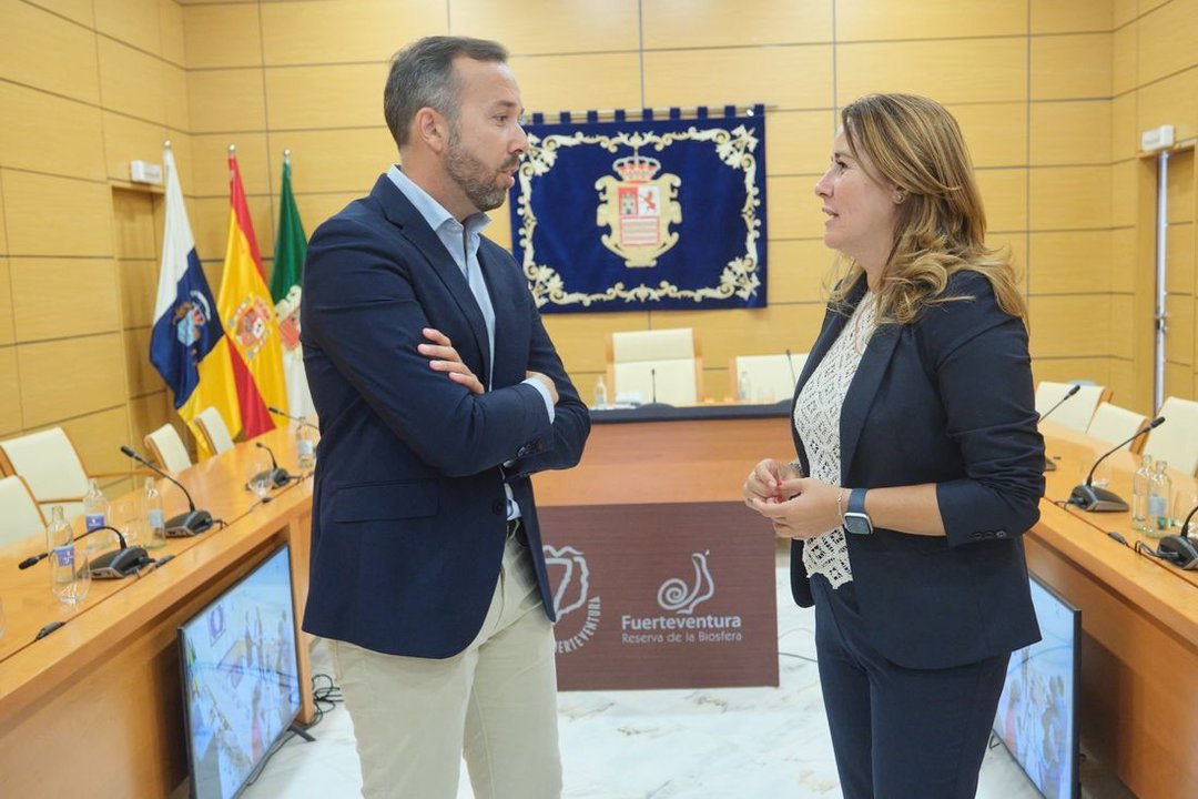 Luis González y Lola García tras el pleno del Cabildo, el 25 de octubre de 2024.