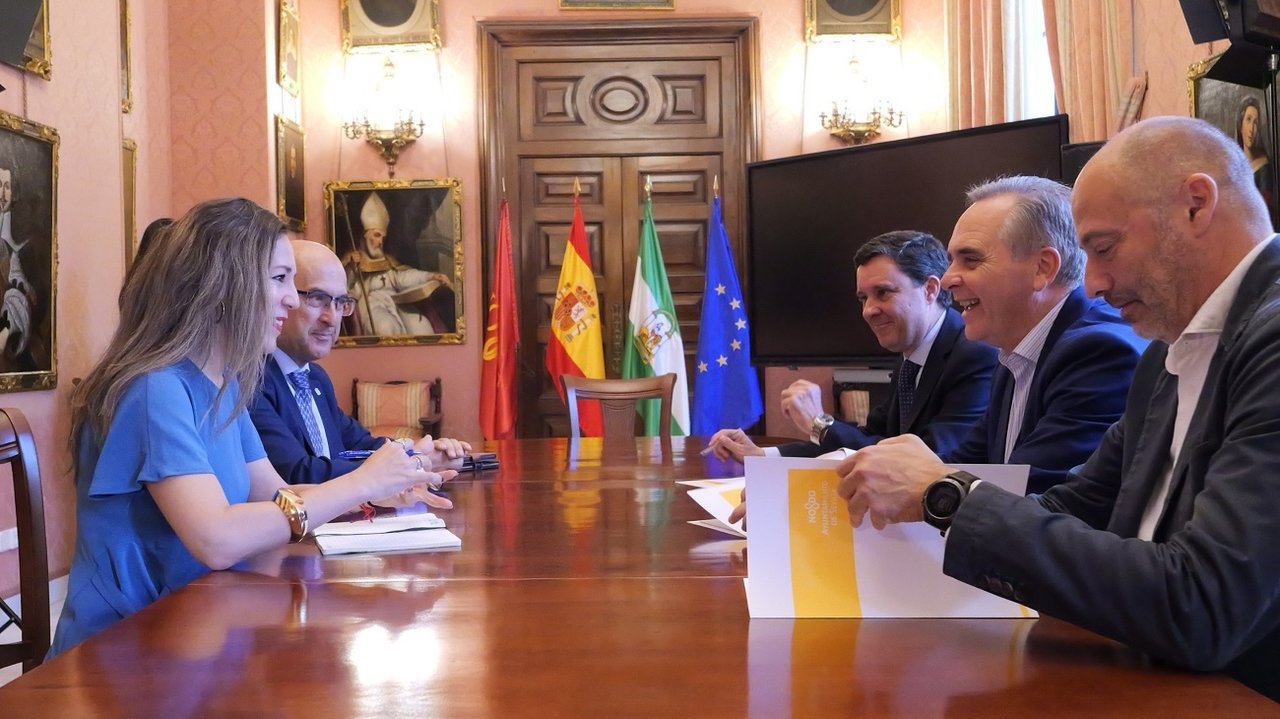 Encuentro entre la Consejeria de Turismo y el Ayuntamiento de Sevilla.