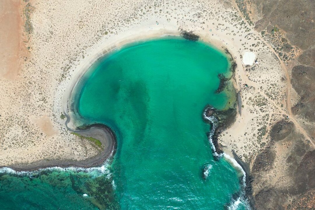 Vista aérea del yacimiento de Lobos 1, en el margen derecho de la Playa de La Calera. (Foto de C. Medina, difundida por la ULL).