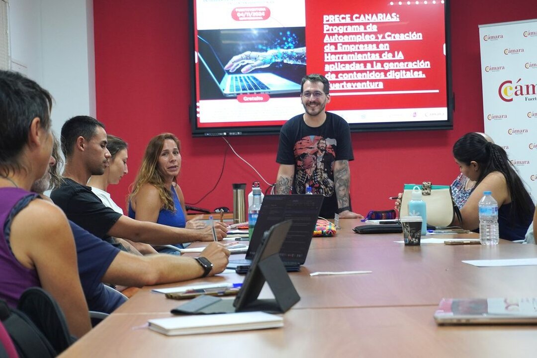 Expertos en cada materia asesoran al alumnado en la formación de la Cámara de Comercio. 