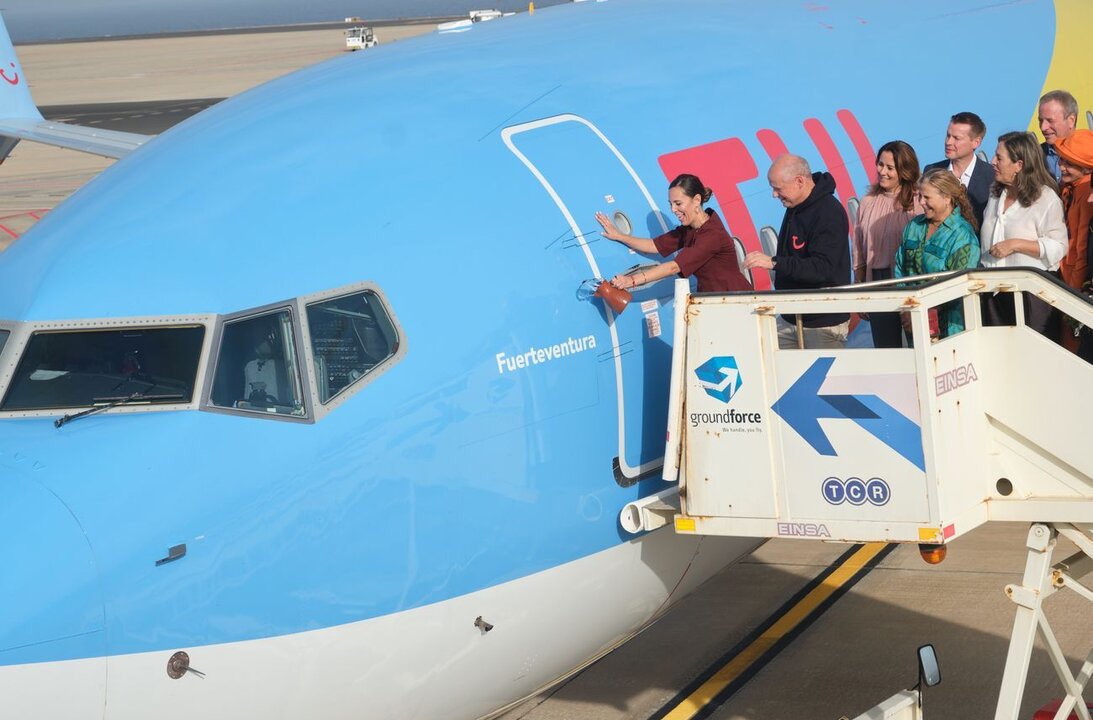 Bautizo del Boeing de TUI con el nombre de la isla.