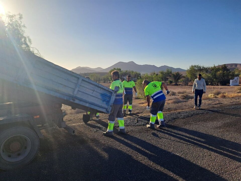 Reparación de carreteras en Violante (Tuineje).