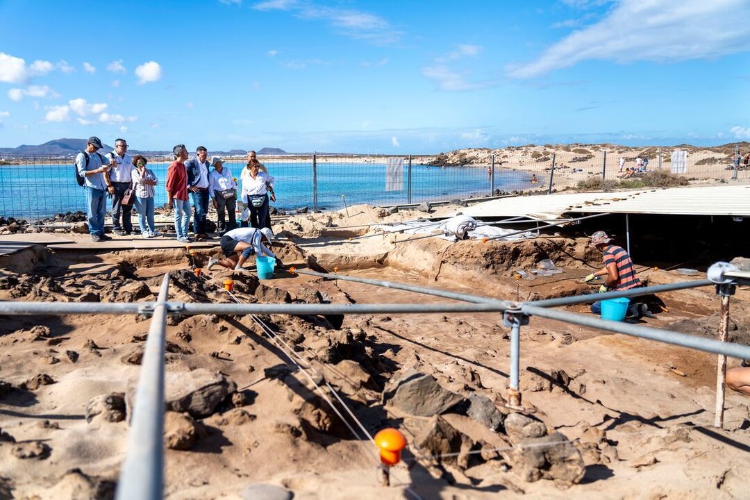 Yacimietno romano Lobos 1, con Fuerteventura al fondo (Imagen de Arnán Martel).