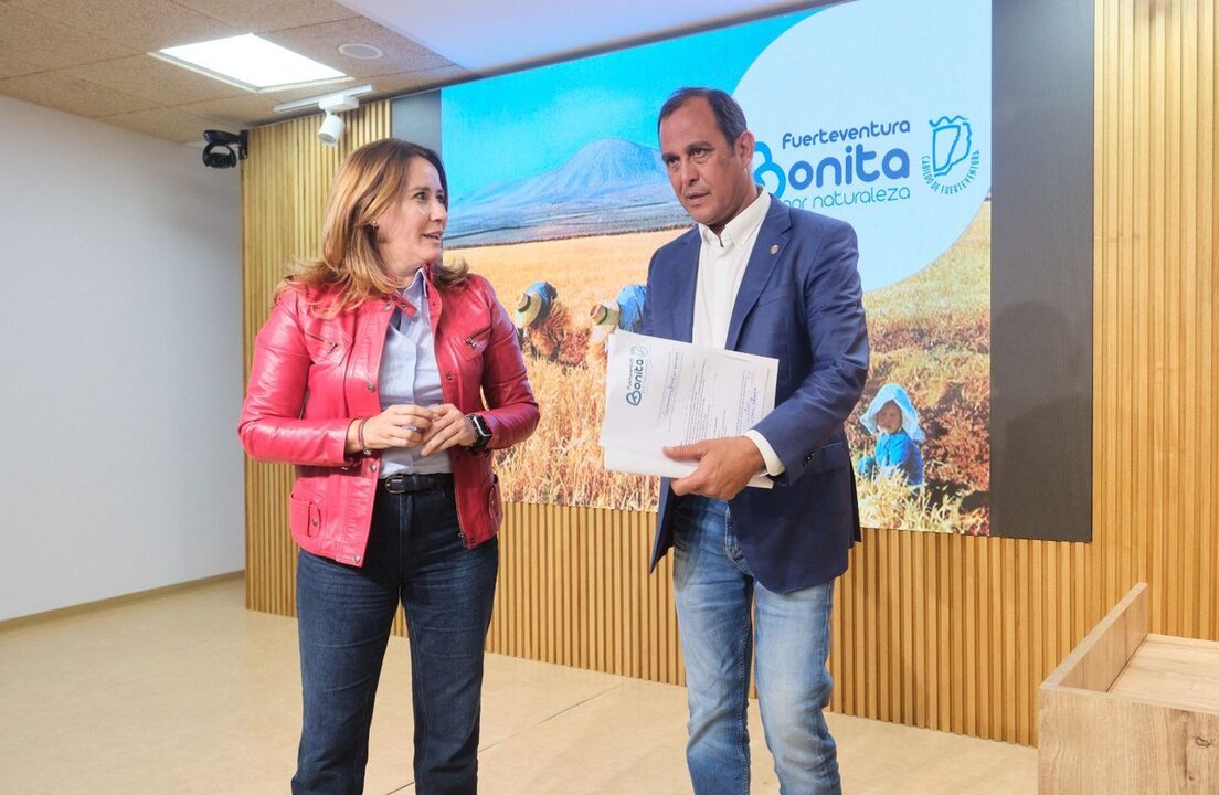 Lola García y Blas Acosta presentan la campaña 'Fuerteventura, Bonita por Naturaleza'.