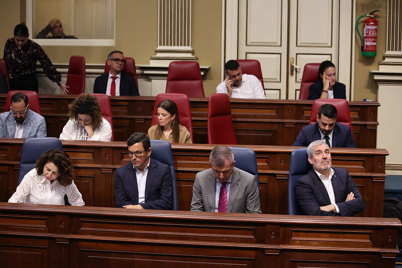 Bancada del Gobierno, en el Parlamento de Canarias.