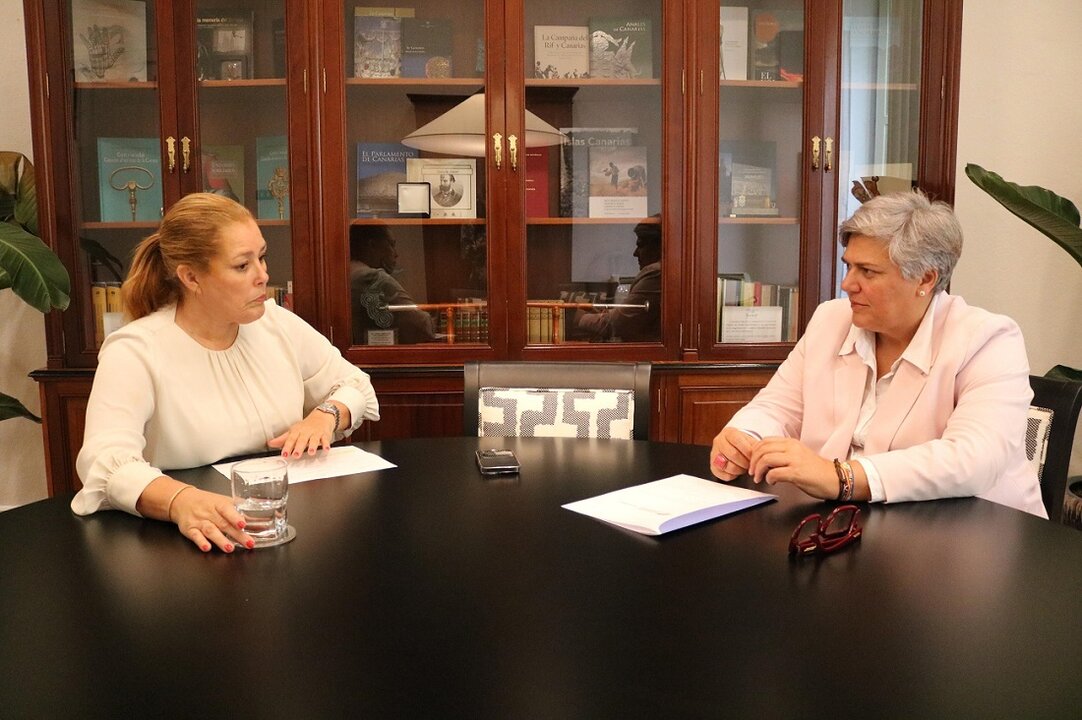 La presidenta del Parlamento de Canarias, Astrid Pérez, y la Comisionada de Transparencia, Noelia García Leal.