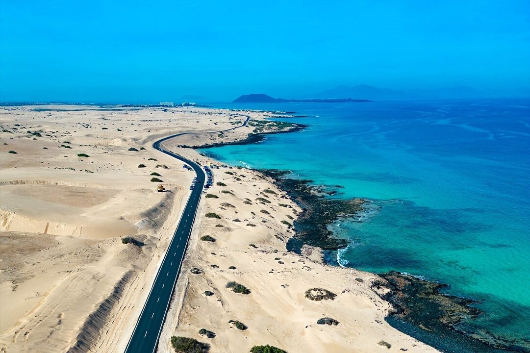 Carretera del Parque Natural de las Dunas de Corralejo, en Fuerteventura.