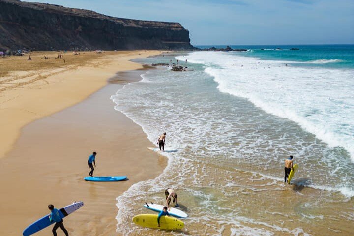 Escuela de surf en la Playa del Águila, en El Cotillo (Imagen turística de Islas Canarias).