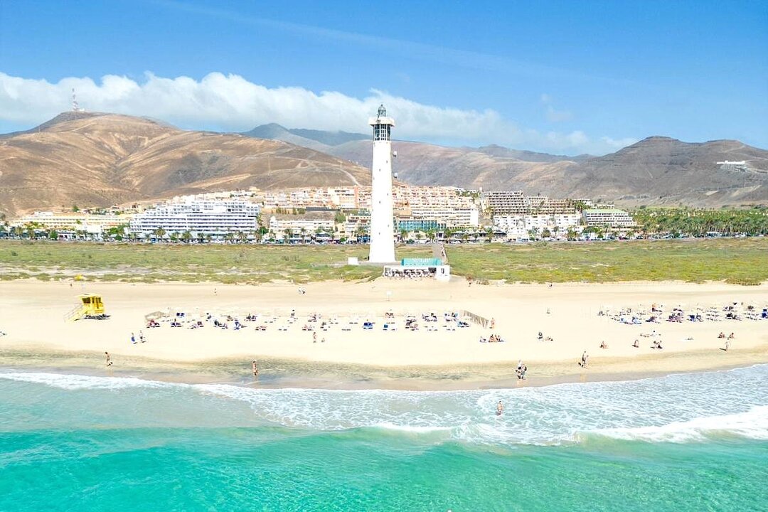 Playa de Solana Matorral de Morro Jable con el Saldar de Jandía al fondo  (Imagen turística de Islas Canarias).