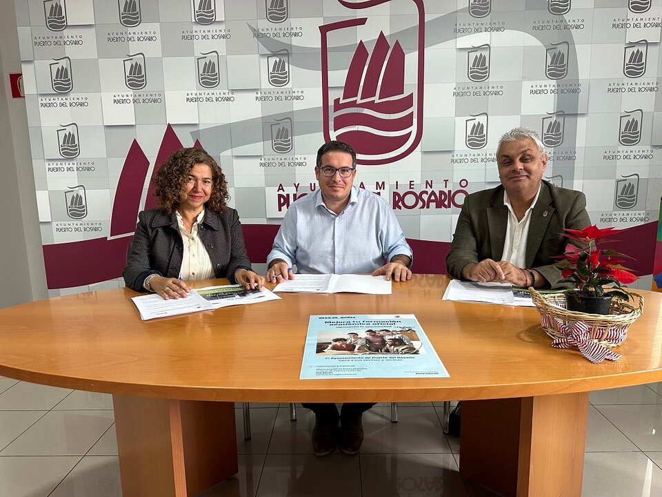 Firma del convenio entre el Ayuntamiento de Puerto del Rosario y la Fundación Canaria Radio Ecca.