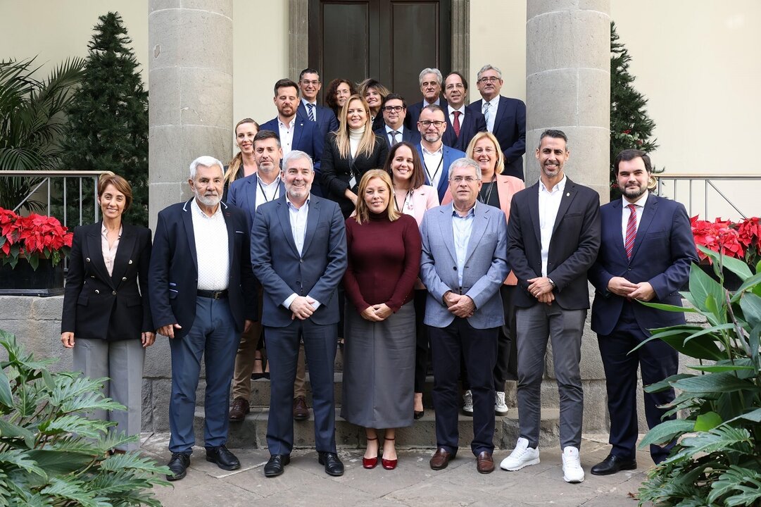 Alcaldes de los Municipios Turísticos en el Parlamento de Canarias.