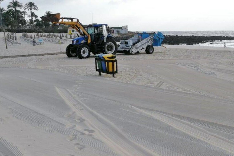 Cribadora de playas en La Oliva (Archivo FD, 2018).