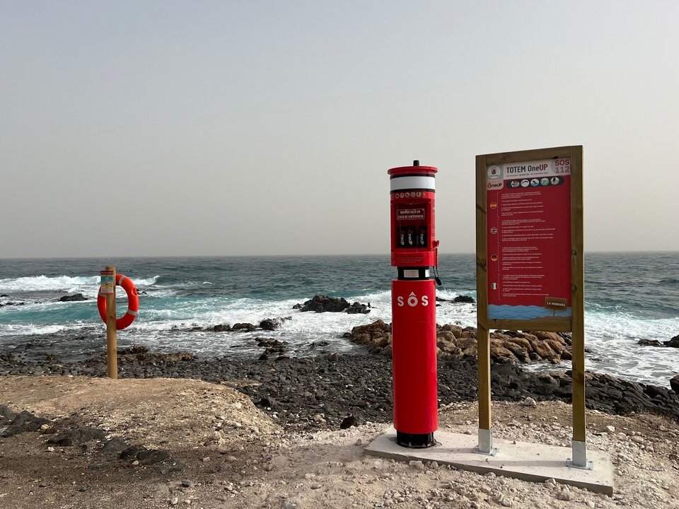 Totems de rescate acuático en playas de Puerto del Rosario.