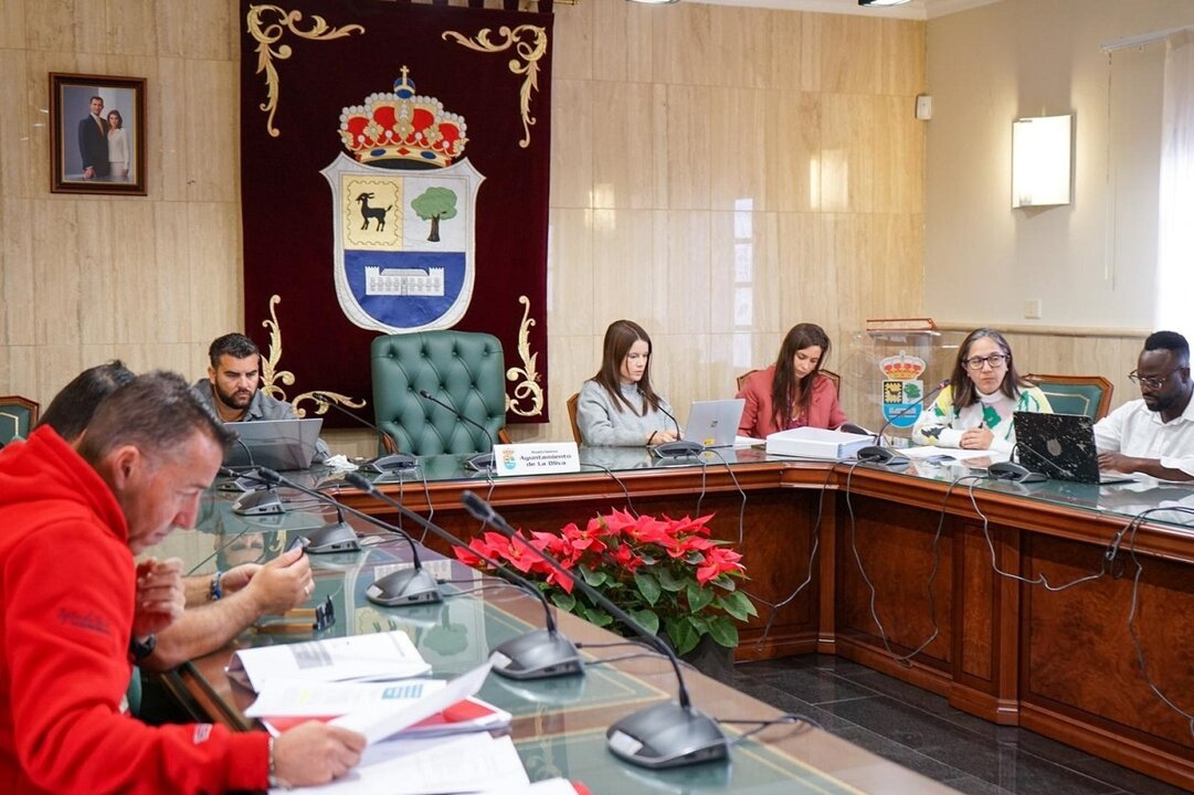 Mesa de Negociación de La Oliva, con la presencia de los sindicatos y el grupo de gobierno.